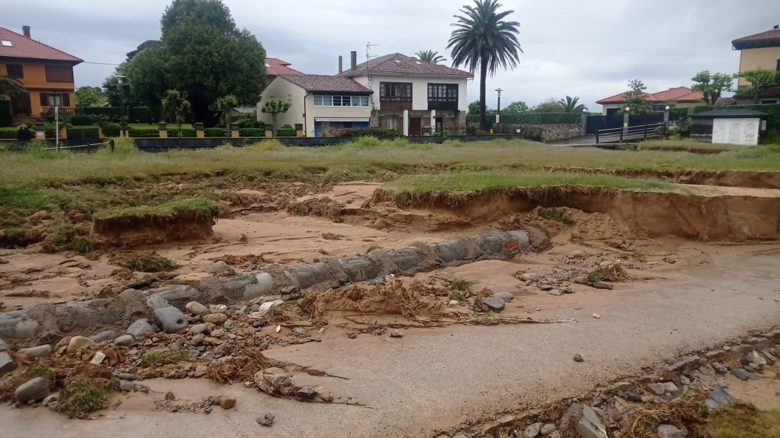 EN IMÁGENES: Caos en Colunga por inundaciones y preocupación por el estado de los ríos en el oriente asturiano