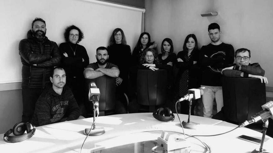 Trabajadores de IB3 rÃ dio, ayer de negro.