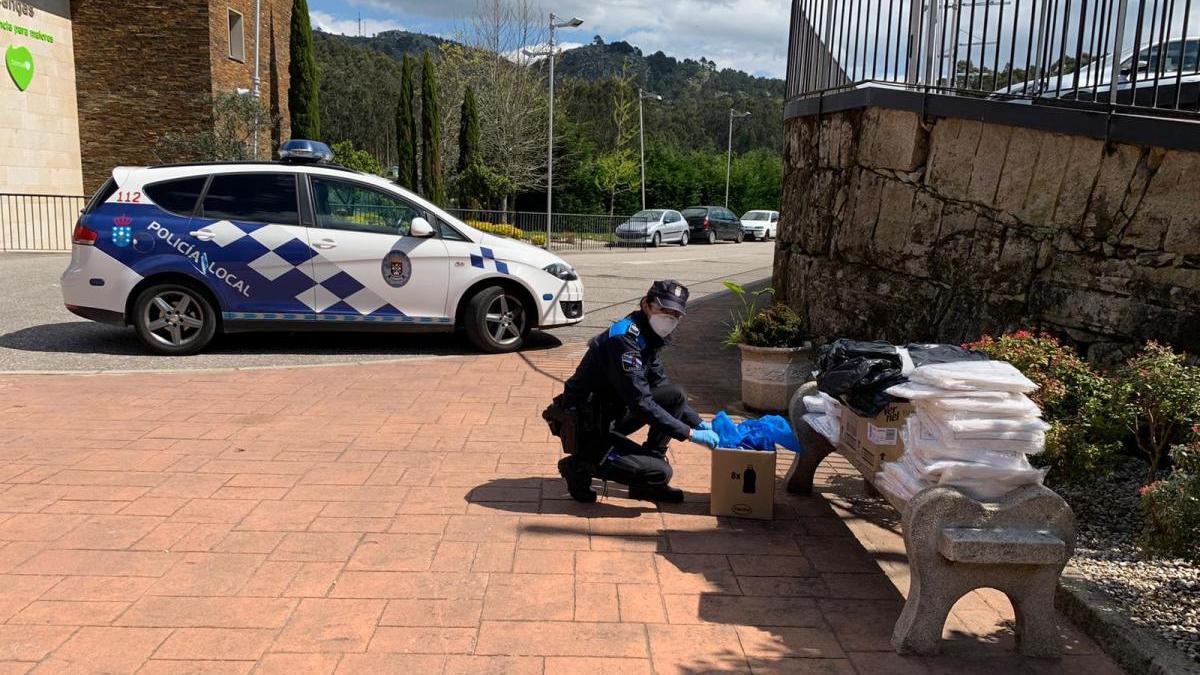 La Policía de Cangas entregó material de protección en la residencia de Aldán.// Gonzalo Núñez