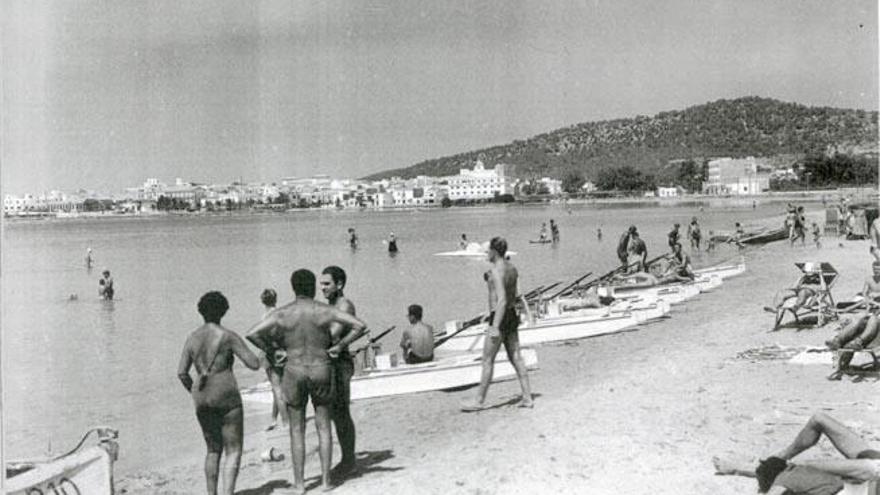 Turistas en la playa de Sant Antoni, 1955.