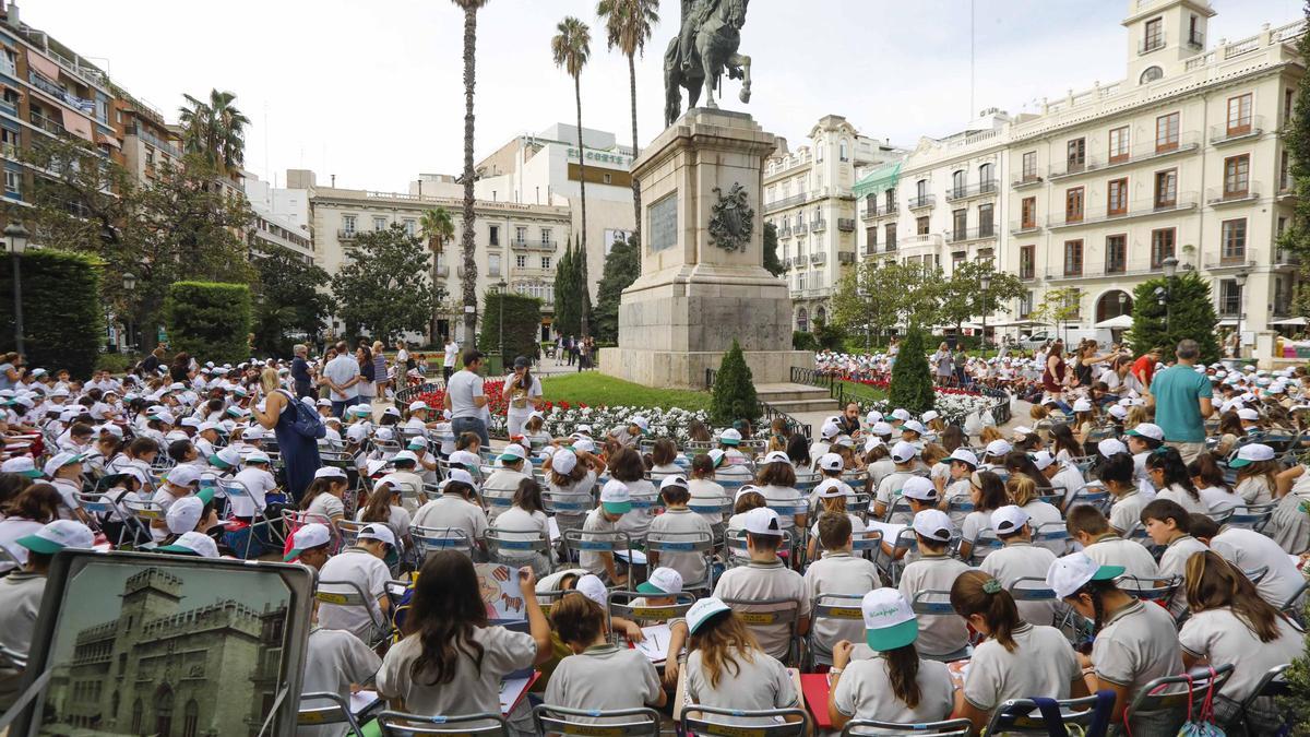 Cientos de niños dibujan la estatua del rey Jaume I en València.