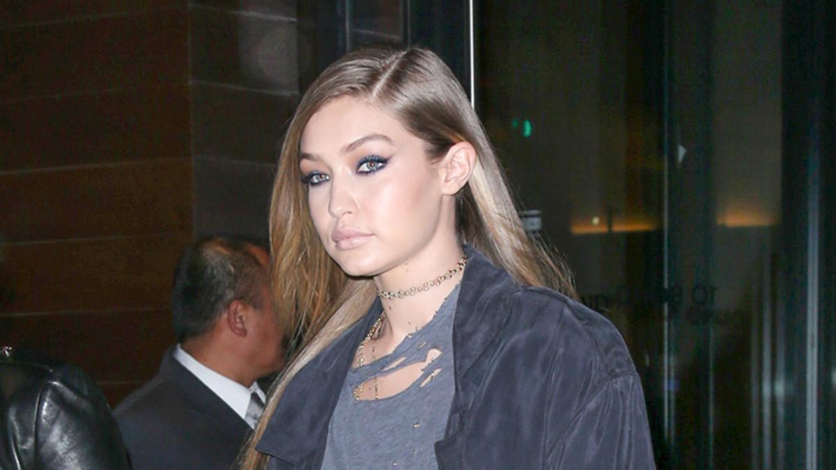 Gigi Hadid con sandalias amarillas de Stuart Weitzman