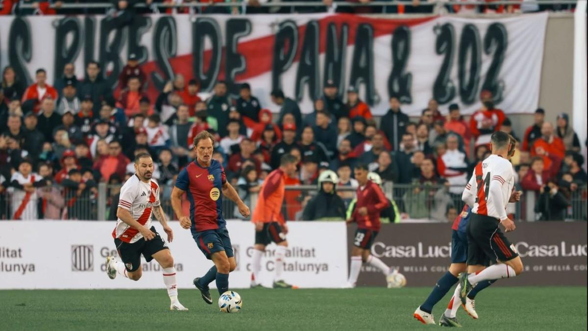 Los Barça Legends cayeron por 2-0 contra River Plate Leyendas
