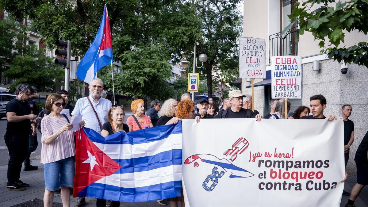 Varias personas con pancarta con lema 'Rompamos el bloqueo. Con Cuba y su revolución'