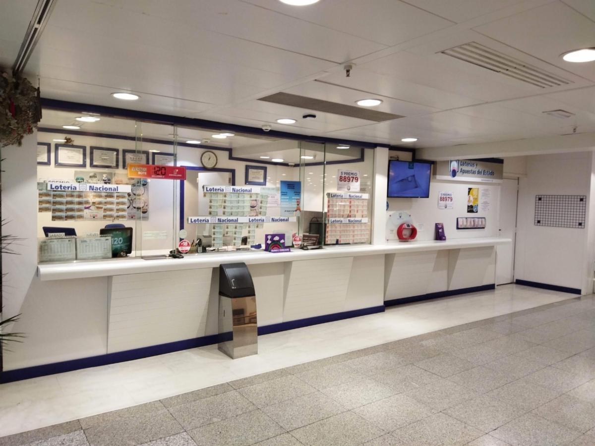 La administración "El dogo de la suerte" de Alicante, en El Corte Inglés de Maisonnave, donde se ha vendido el segundo premio de la Lotería Nacional