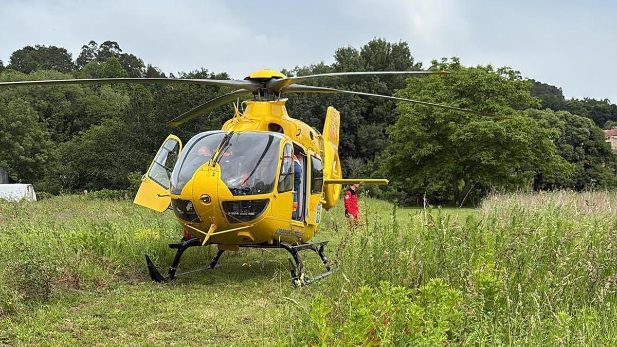 Imagen del helicóptero desplazado para el traslado del herido.