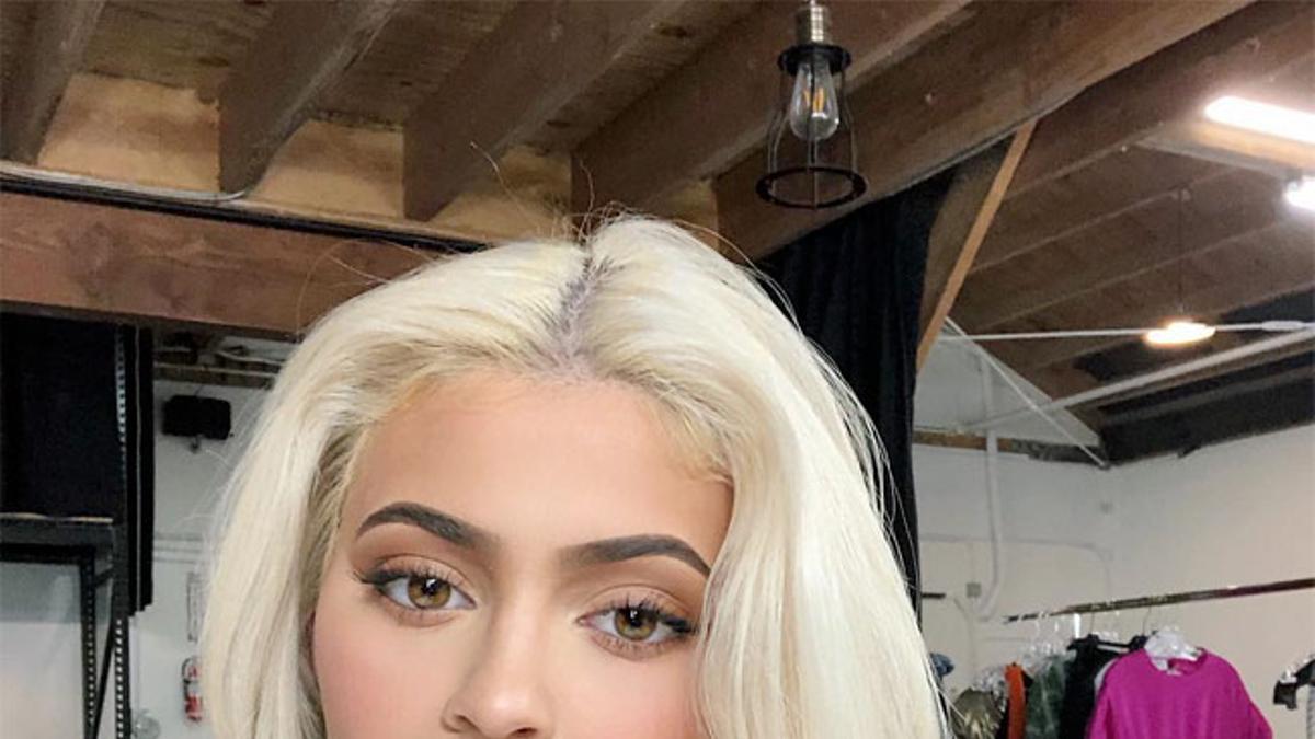 El maquillaje rojo de Kylie Jenner con melena platino