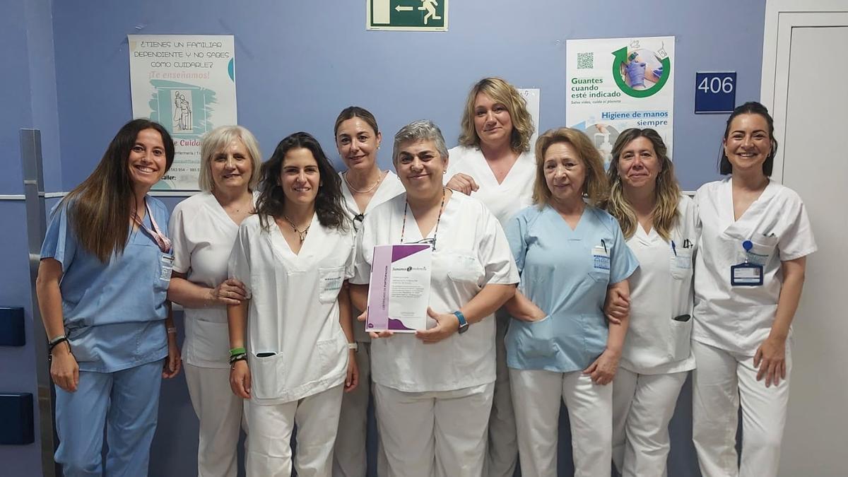 Trabajadores del Hospital de Avilés de la calle Cabruñana con el diploma que reconoce su trabajo en la prevención de caídas.