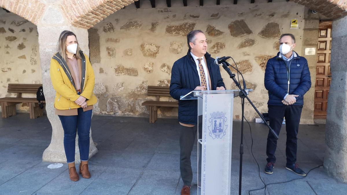 El delegado, Ángel Pimentel, junto al alcalde Manuel Torres y la concejala Virginia López.