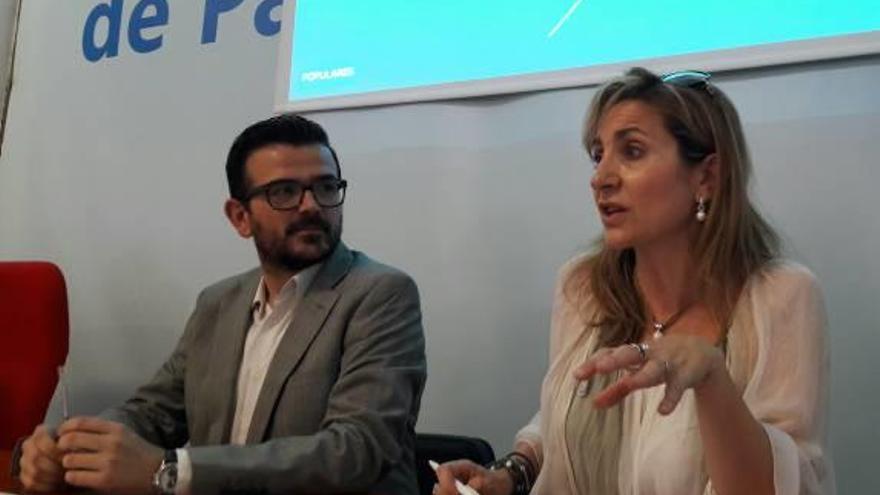 María Villajos y Jaume López Bronchud en la sede del PP local.