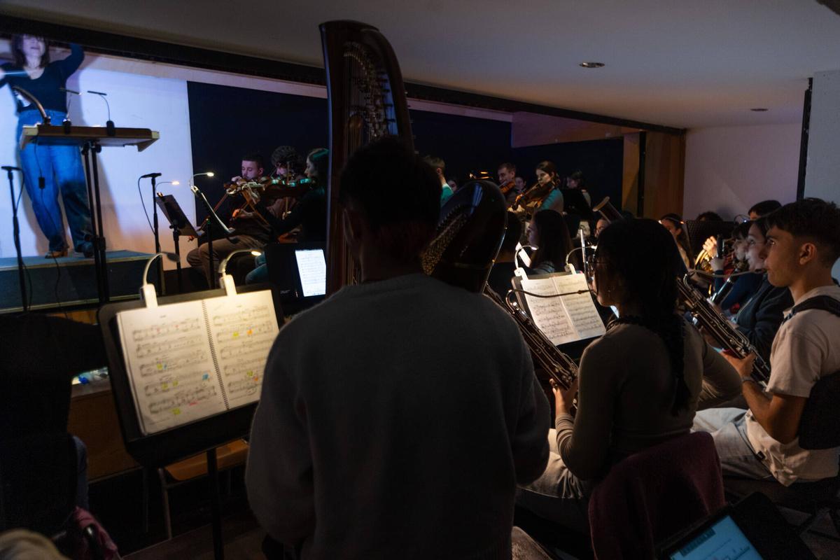 El foso del auditorio del conservatorio, con los estudiantes de grado de interpretación de cada instrumento necesario para 'La Bohème', dirigidos por Nadia Stoyonova.