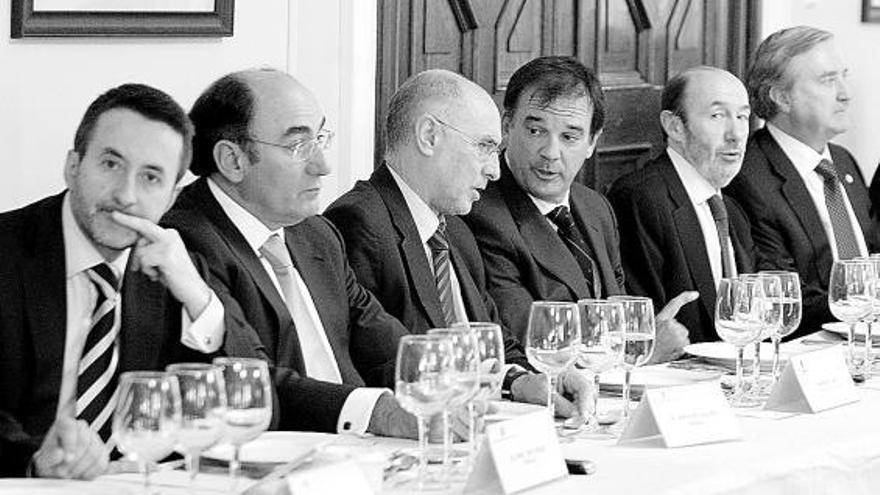 De izquierda a derecha, Imaz, Sánchez Galán, Rodolfo Ares, Antonio Barrenechea, Rubalcaba y Álvaro Videgain.