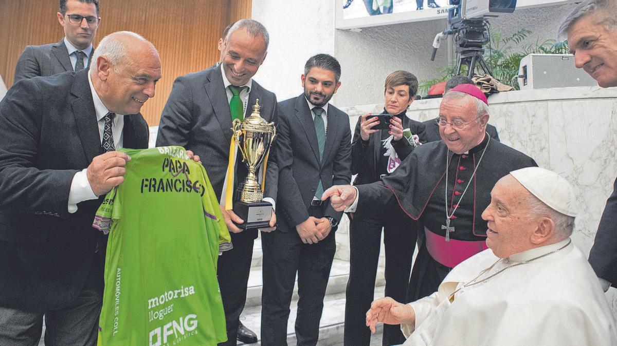 Representantes del Palma Futsal le regalaron una camiseta con su nombre, ante la presencia del obispo de Mallorca. | PALMA FUTSAL