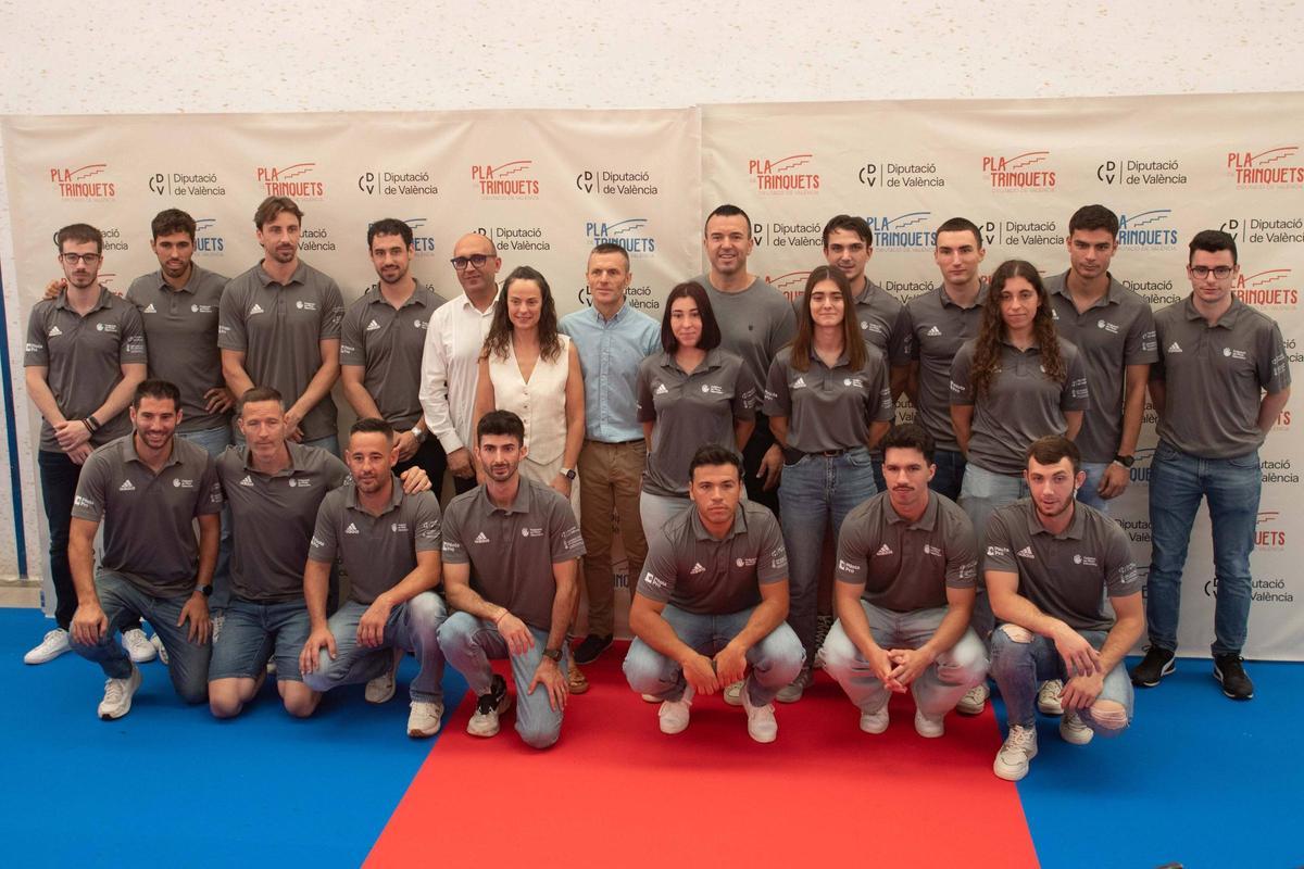 Jugadores y jugadoras de pilota.