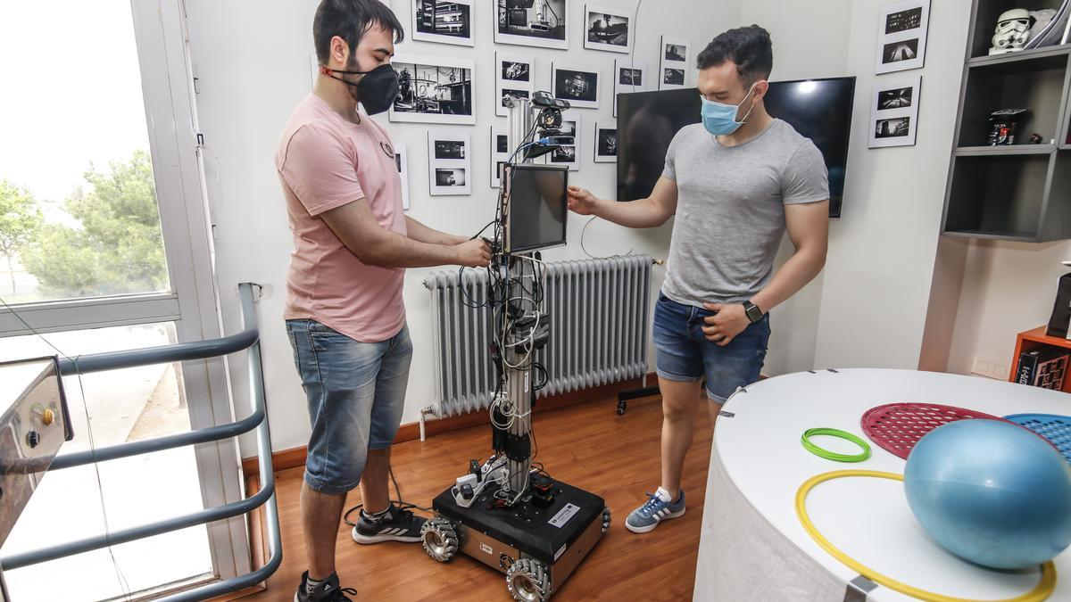 El equipo ajusta uno de los robots. Tendrán carcasas en 3D.