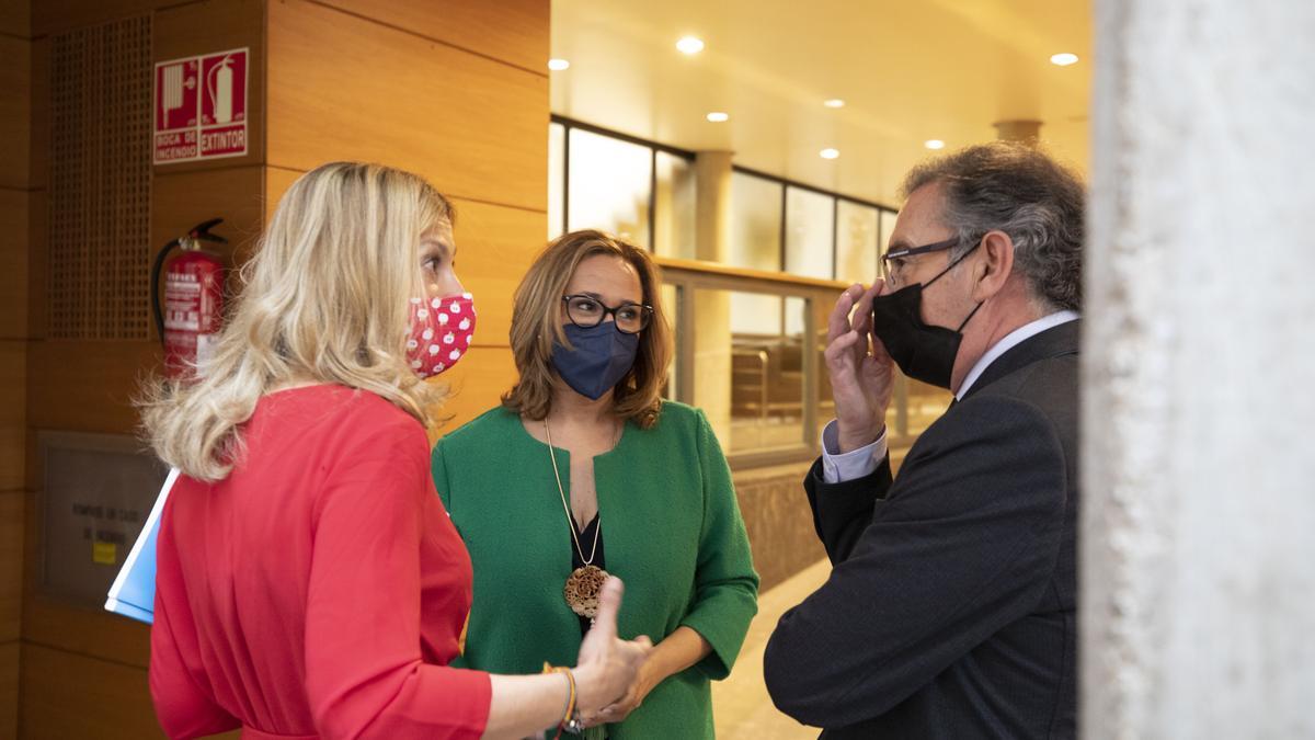 La consejera Mayte Pérez conversa con los populares Mar Vaquero y Luis maría Beamonte.