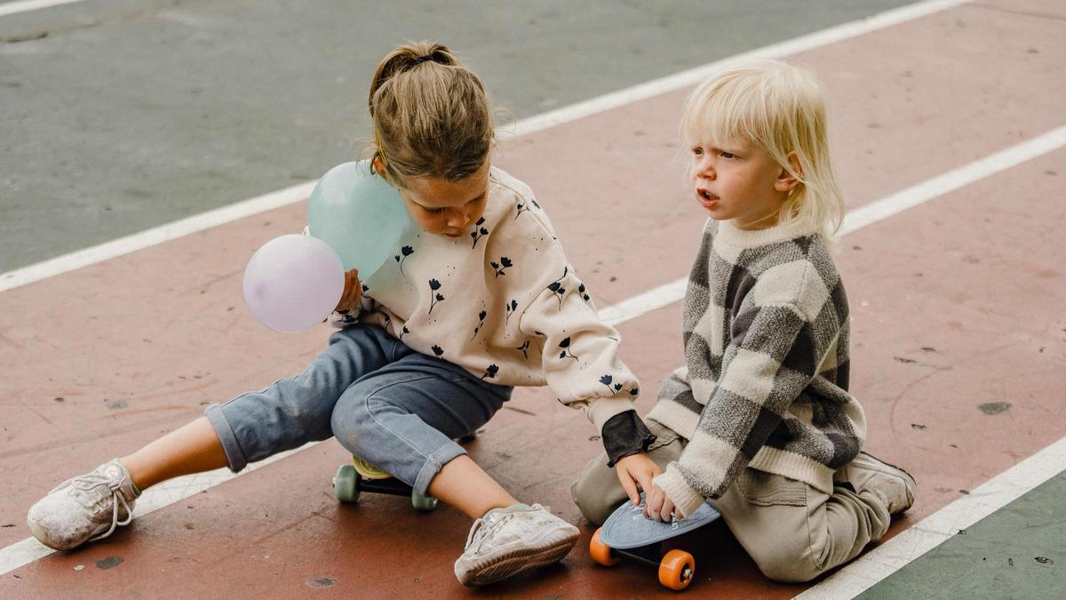 Niños con zapatillas deportivas