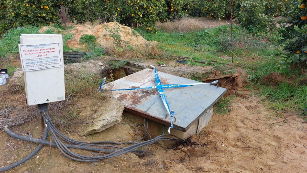 Imagen de uno de los pozos cerrados de manera cautelar por la CHG en la Finca Aljóbar.