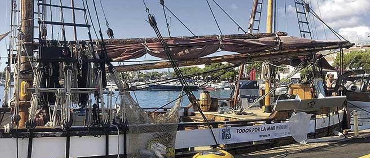 El barco de Save The Med en Portocolom con la basura y los artefactos recogidos.