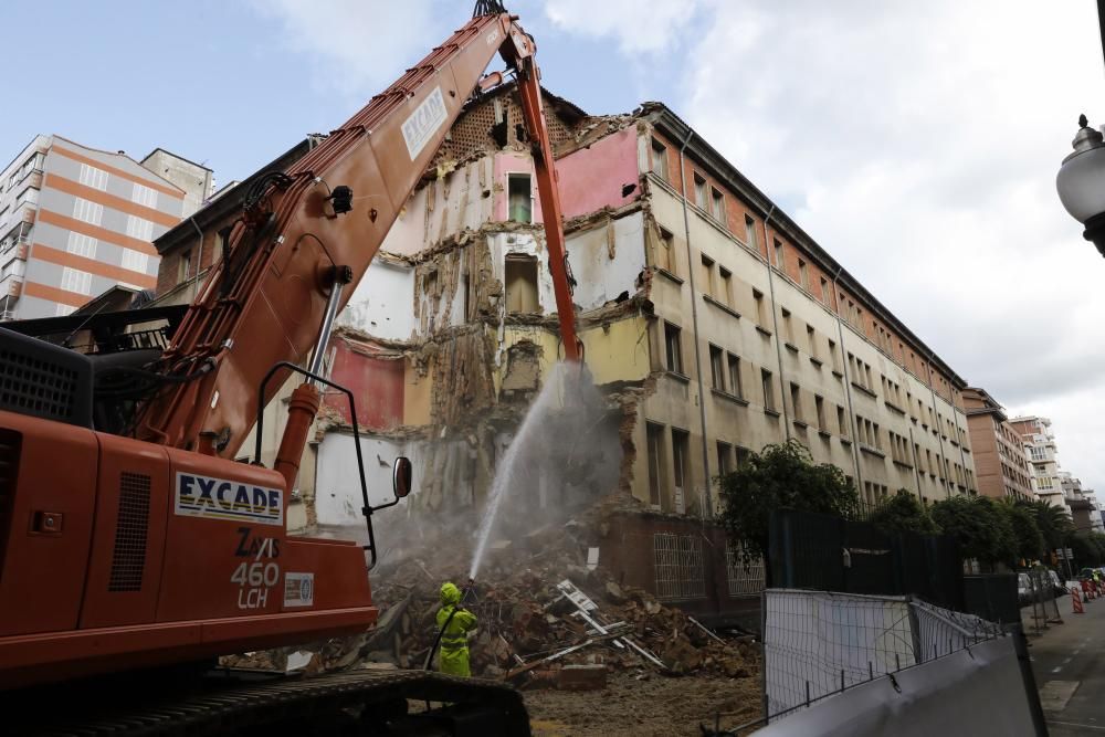 Demolición del edificio de militares de Gijón