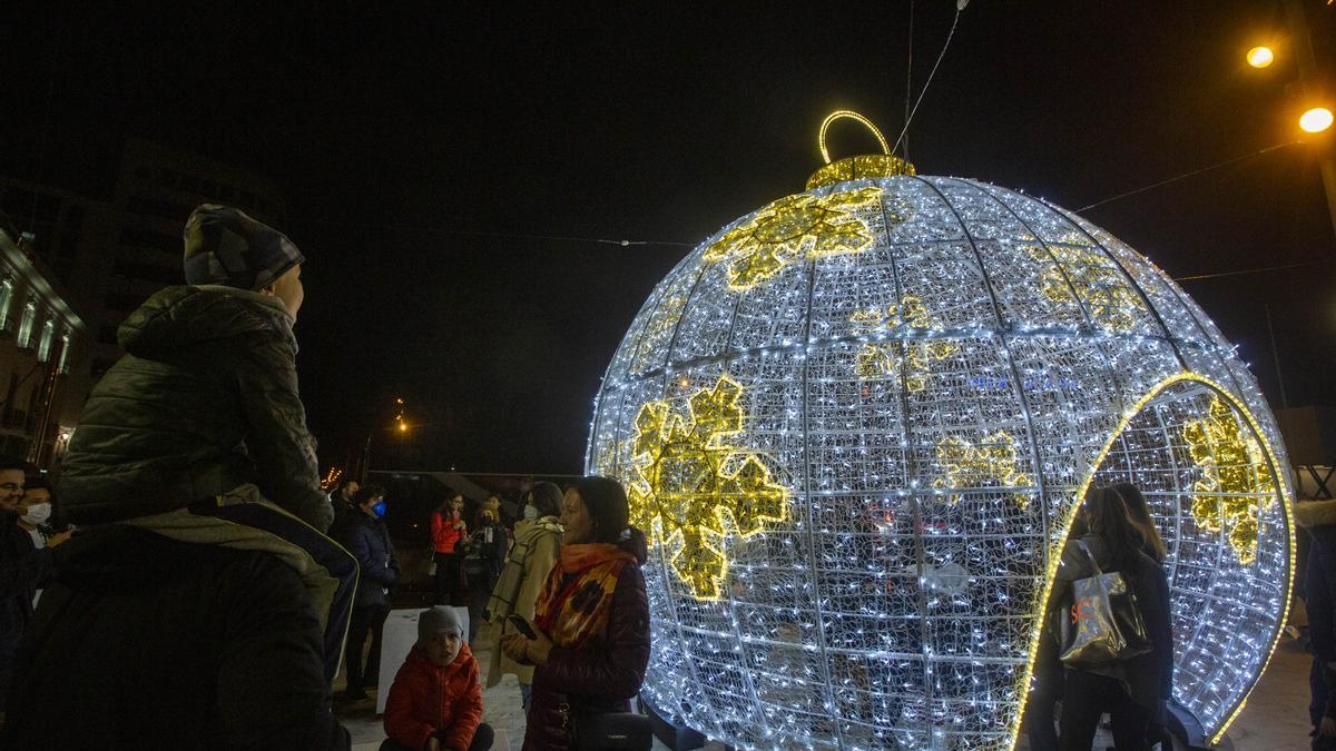 La iluminación navideña ya luce en Alicante con dos millones de leds