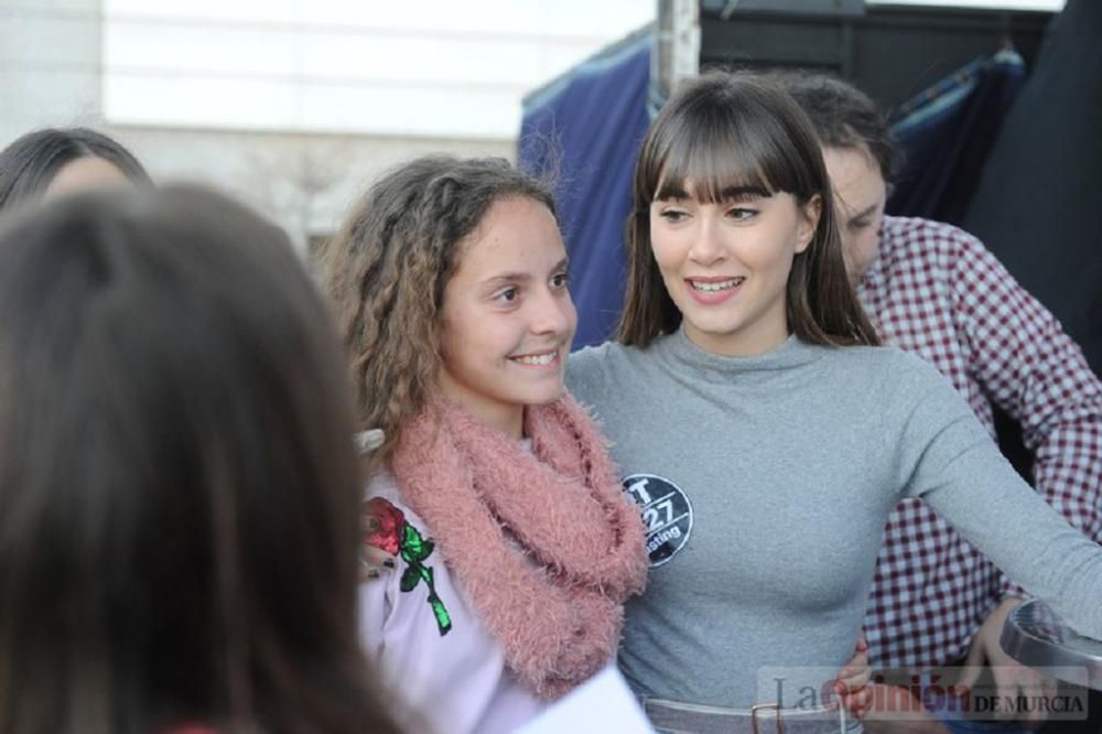 Firma de discos de Aitana en Murcia