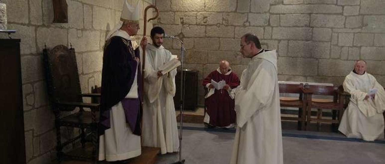 El monje superior de Oseira, a un paso de ser ordenado sacerdote   |  En el monasterio cisterciense de Santa María de Oseira (San Cristovo de Cea), una joya arquitectónica del siglo XII, viven en la actualidad 12 frailes. El superior de la comunidad, el hermano Alfonso, fue ordenado diácono ayer por el obispo de Ourense, Leonardo Lemos. Es el paso previo para que el religioso pueda llega a sacerdote y oficiar misas. Los diáconos tienen ya funciones pastorales.