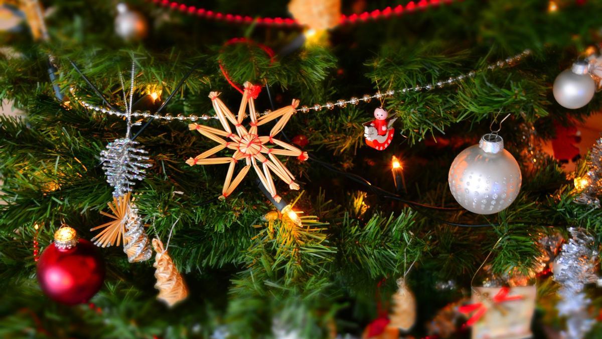 Un árbol de Navidad decorado.