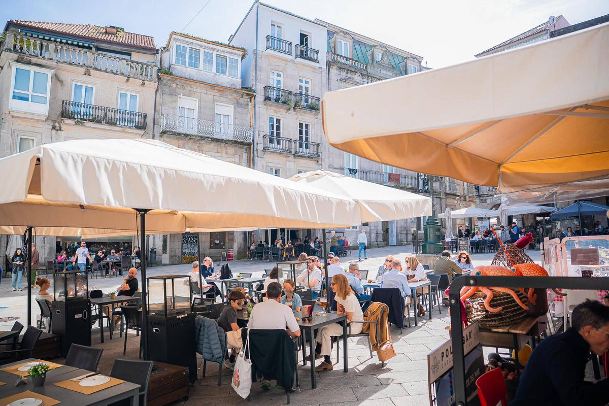 La Plaza de la Constitución, a rebosar de clientes en las terrazas.