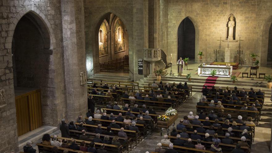 Emotiu comiat al polític figuerenc Narcís Oliveres a l&#039;església de Sant Pere