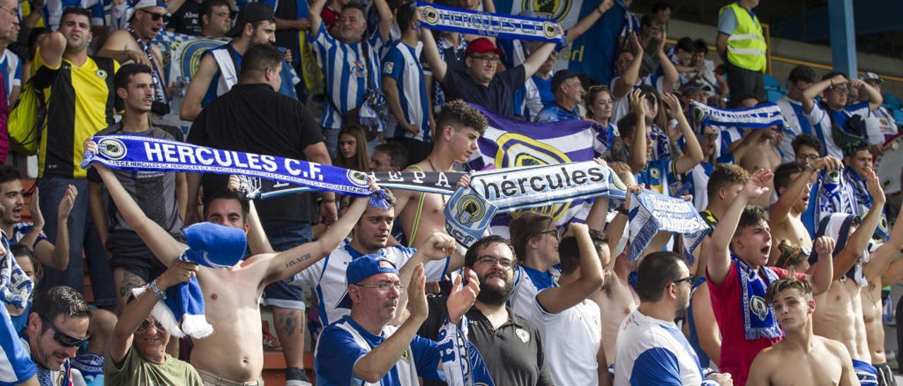 Aficionados del Hércules durante uno de los partidos de «play off» de la pasada temporada.