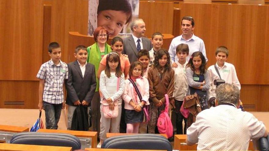 Los alumnos del colegio «Luis Casado» posan en las dependencias de las Cortes.