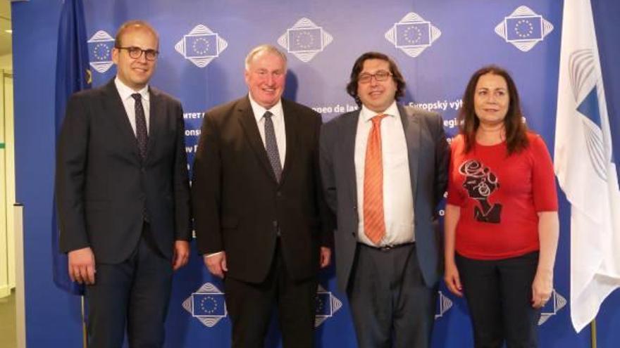 Ballester y una funcionaria de la Diputación con el presidente del Comité Europeo de las Regiones, Karl-Heinz Lambertz, y el director de Finnova, en Bruselas.