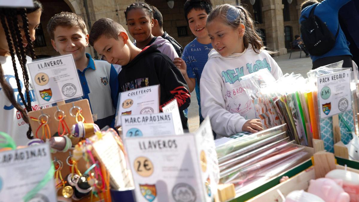 EN IMAGENES: El mercado de cooperativas escolares en Avilés
