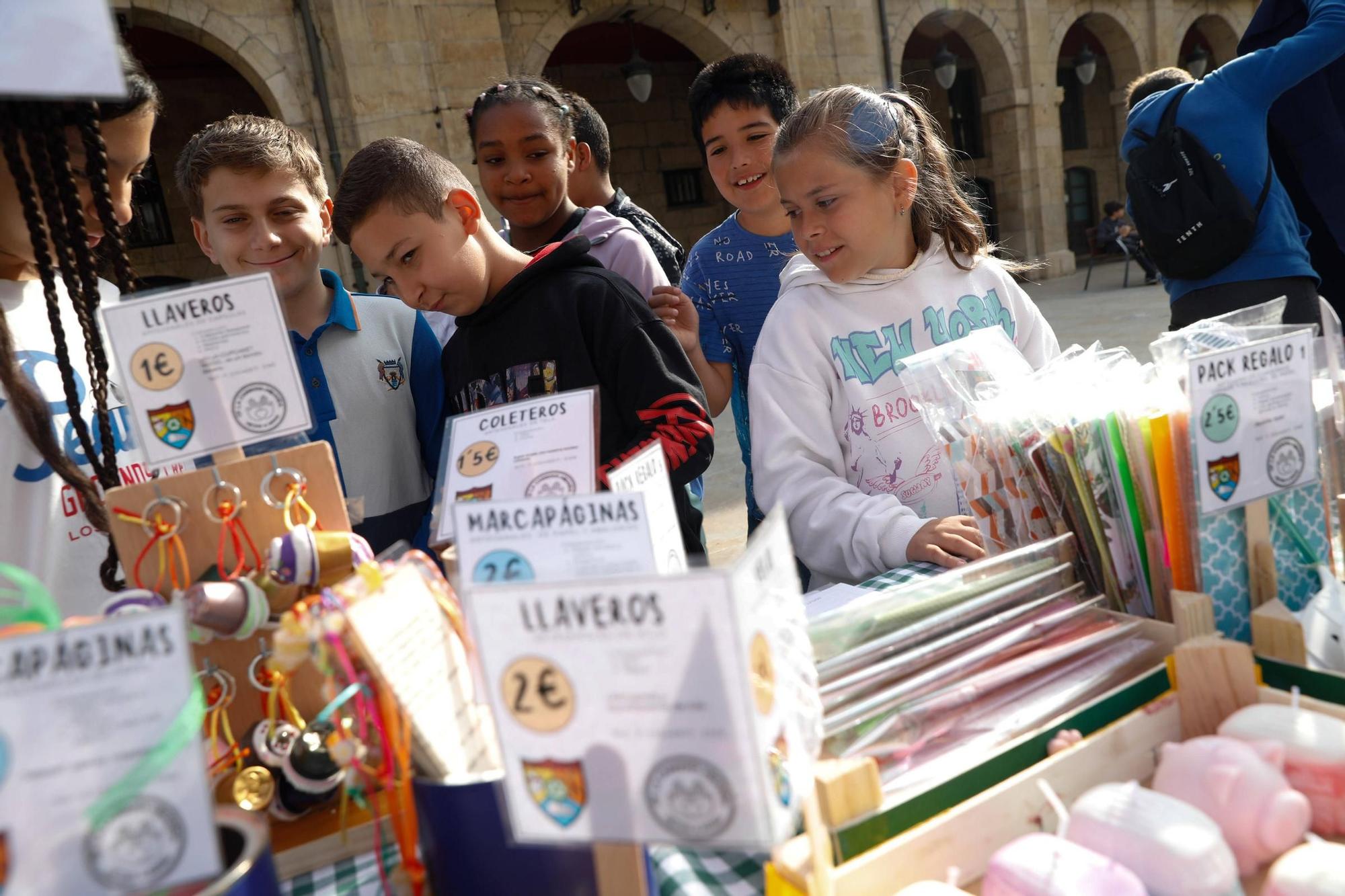 EN IMAGENES: El mercado de cooperativas escolares en Avilés