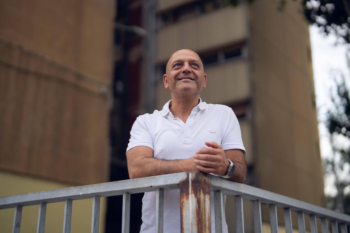 Juan Muñoz Cortés, el único sacerdote gitano de Catalunya y uno de los primeros pacientes en ser operados, en 2007, con un robot Da Vinci, en el barrio de La Mina.