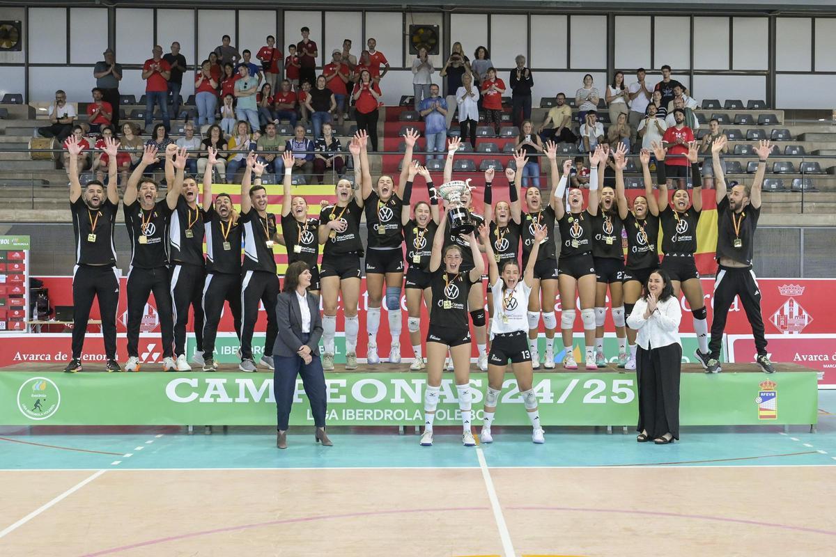 Momento en el que Lola Hernández, capitana del Heidelberg, levanta el trofeo de campeonas.