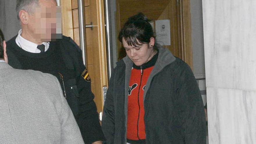 Iria Ibón sale del Juzgado de Instrucción número 3. / casteleiro