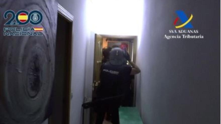 Los agentes entran en una vivienda para efectuar uno de los registros durante el operativo que desarticuló la organización.