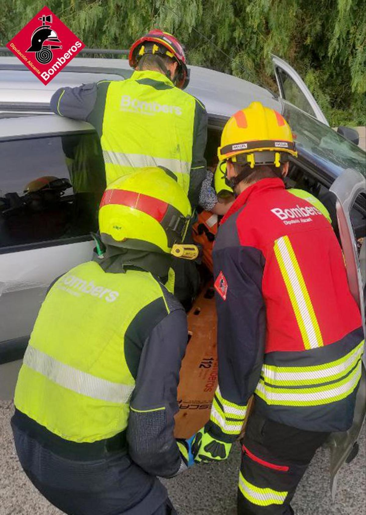 Liberada de su vehículo por los bomberos tras sufrir un accidente en Petrer.