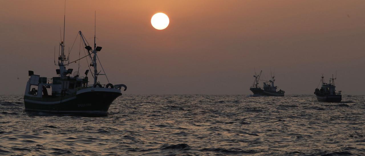 Barcos faenando al amanecer.