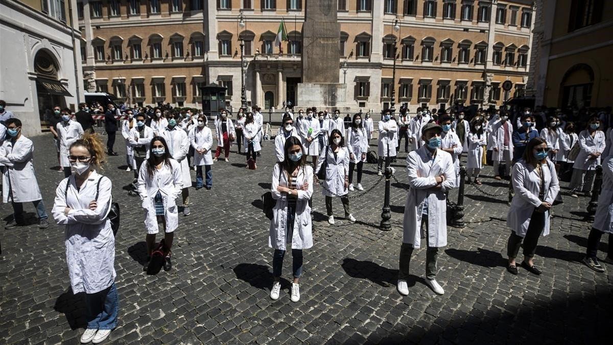 Estudiantes de medicina y jóvenes doctores protestan frente al Parlamento italiano en Roma, el 27 de mayo del 2020