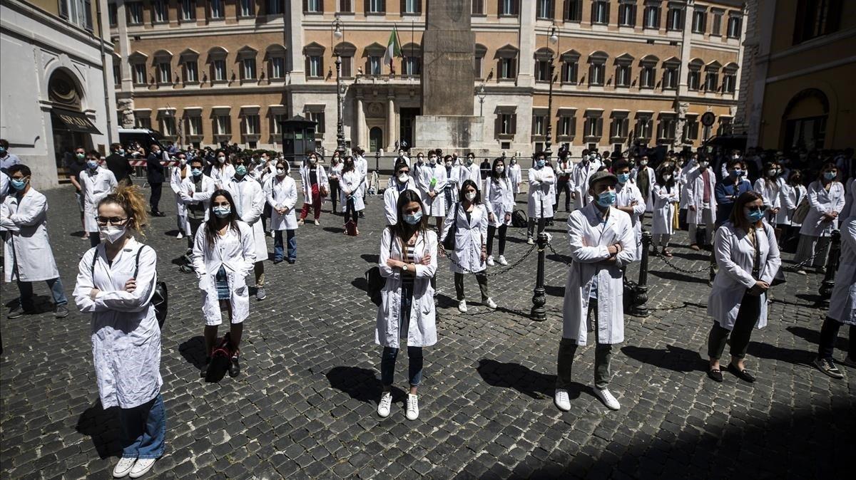 zentauroepp53548026 rome italy 27 05 2020 medical students graduate studen200527193834 zentauroepp53548026 rome italy 27 05 2020 medical students graduate studen200527193834