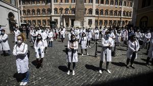 zentauroepp53548026 rome  italy   27 05 2020   medical students  graduate studen200527193834