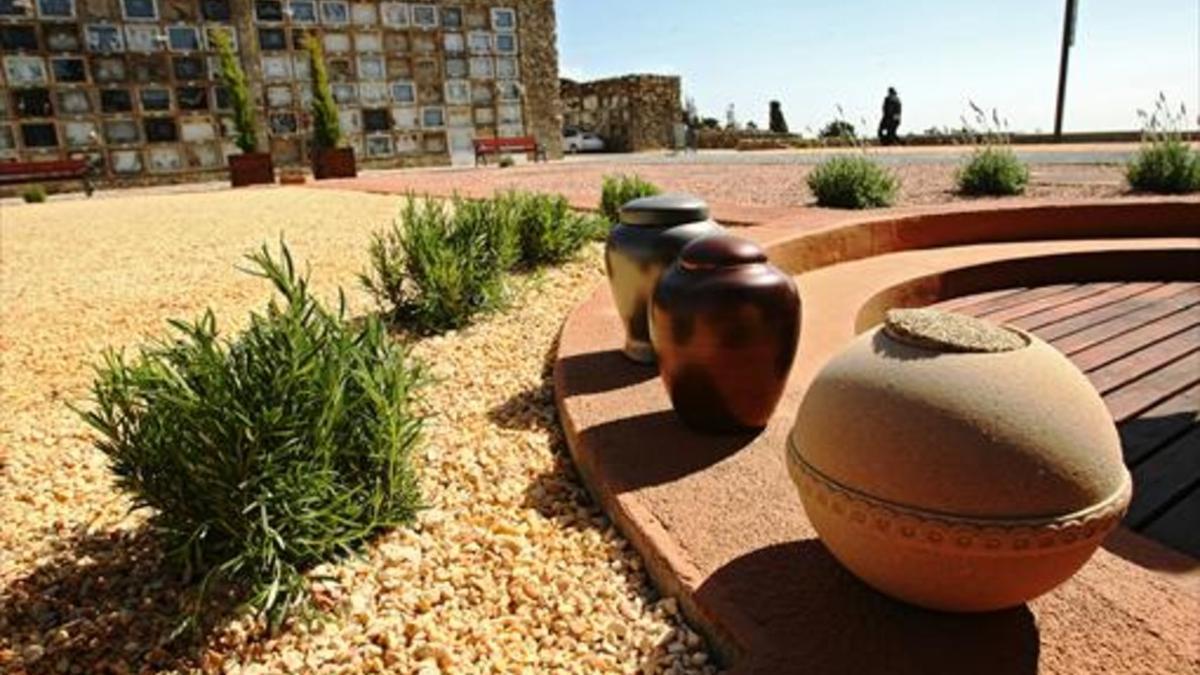 Urnas biodegradables con cenizas de difuntos, en el 2009, en un espacio del cementerio de Montjuïc.