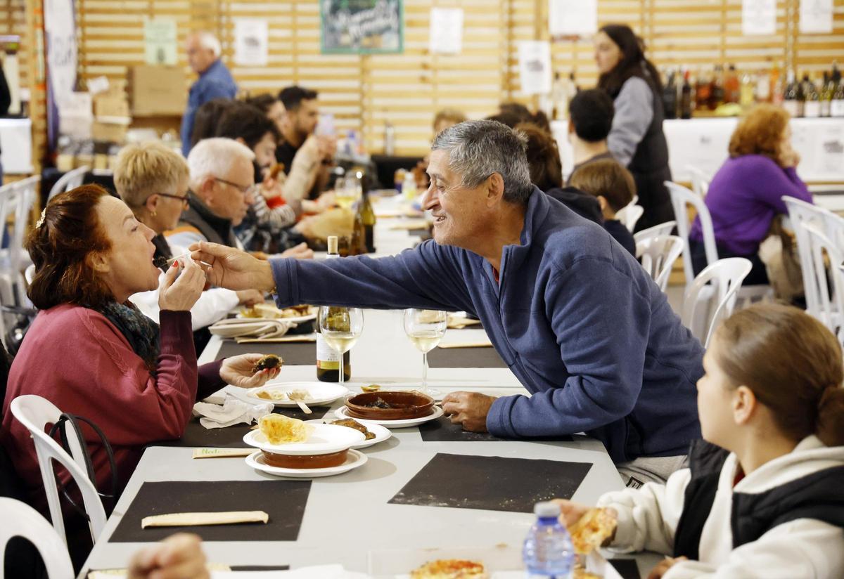 Asistentes y comensales en la Fiesta del Choco este sábado, primer día del evento gastronómico