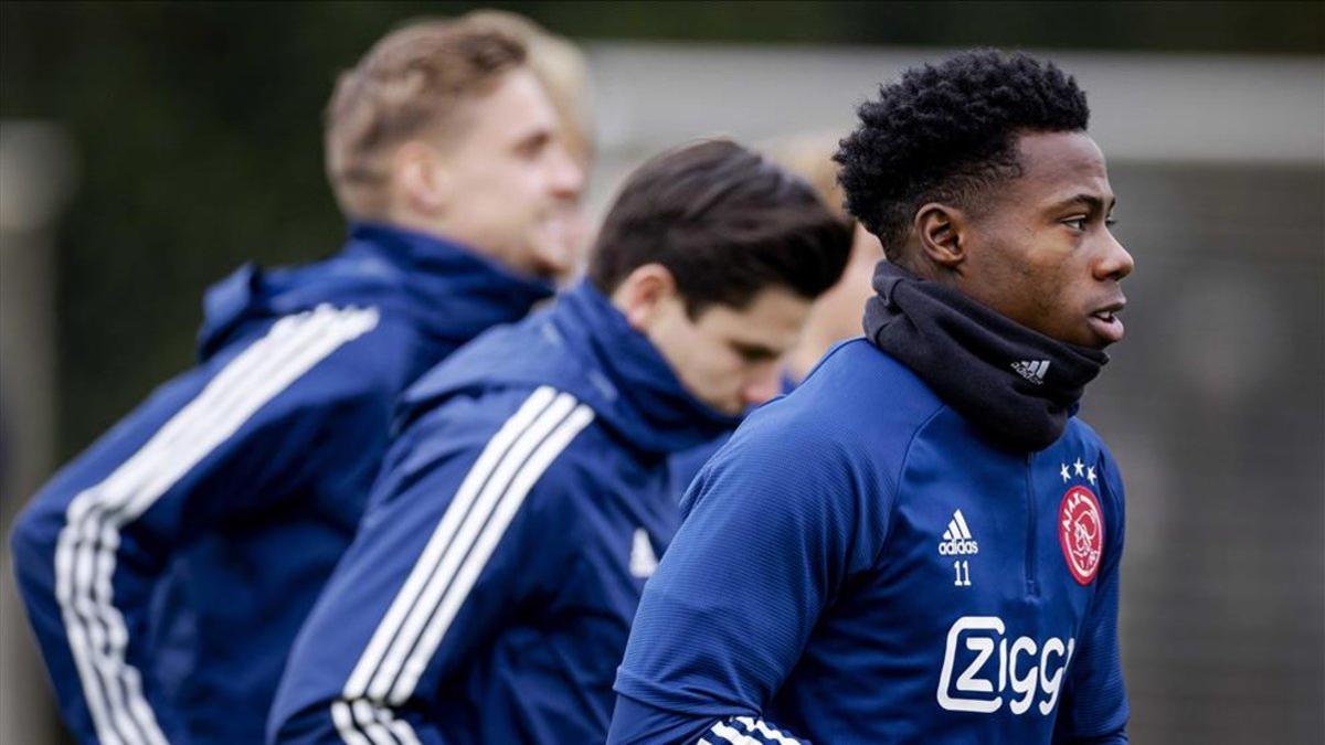 Promes entrenando en la ciudad deportiva del Ajax
