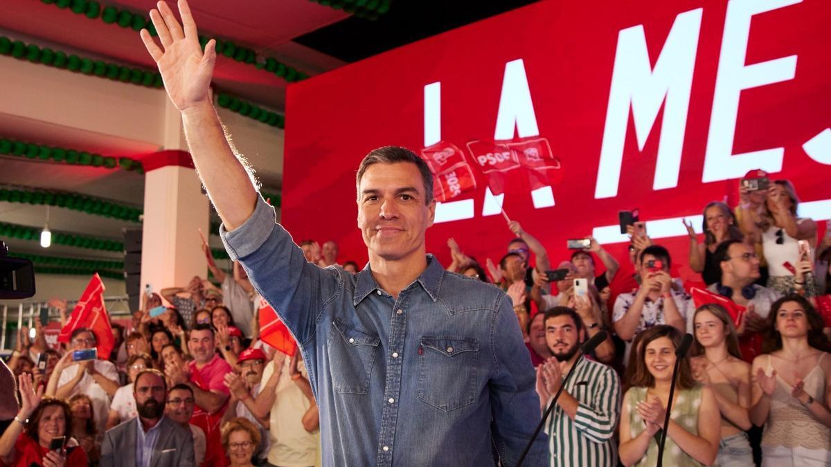 El secretario general del PSOE, Pedro Sánchez, en un mitin en Dos Hermanas (Sevilla) para arrancar la precampaña del 23J.