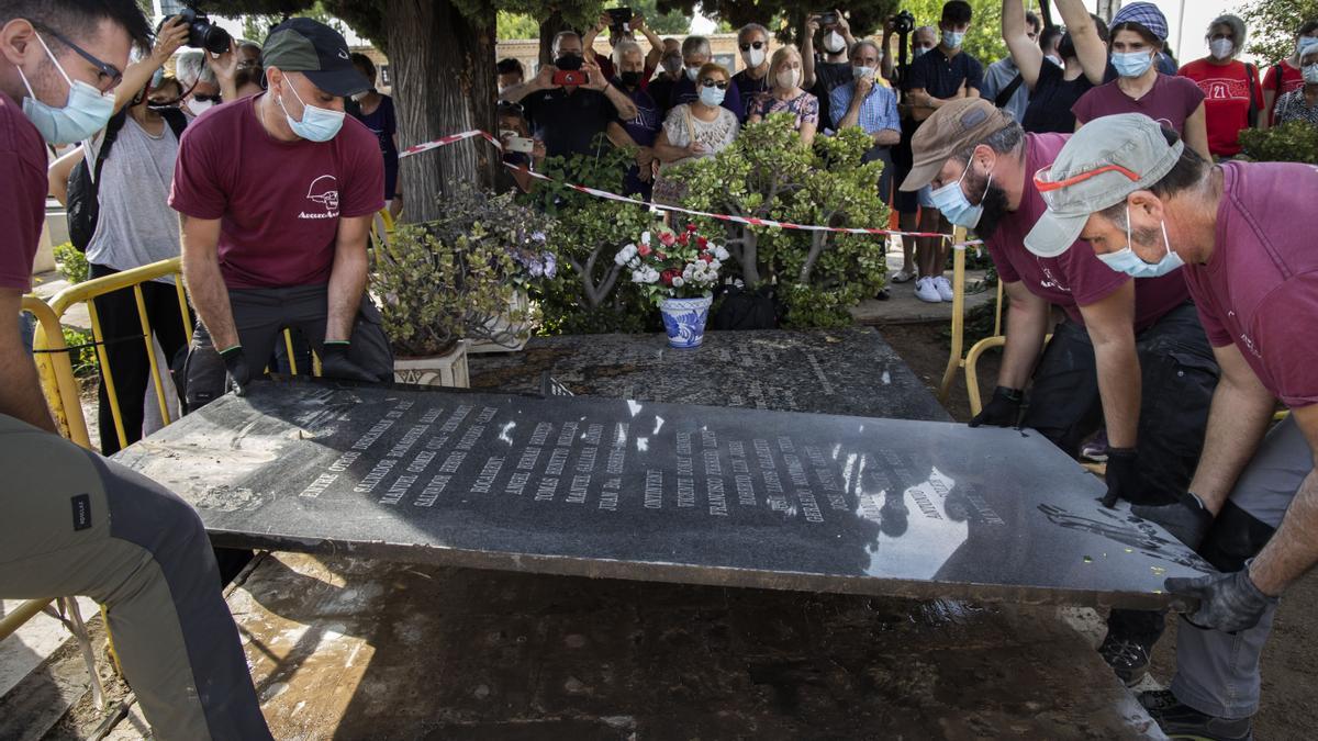 Apertura de la fosa 21 de represaliados por el franquismo en el Cementerio de Paterna