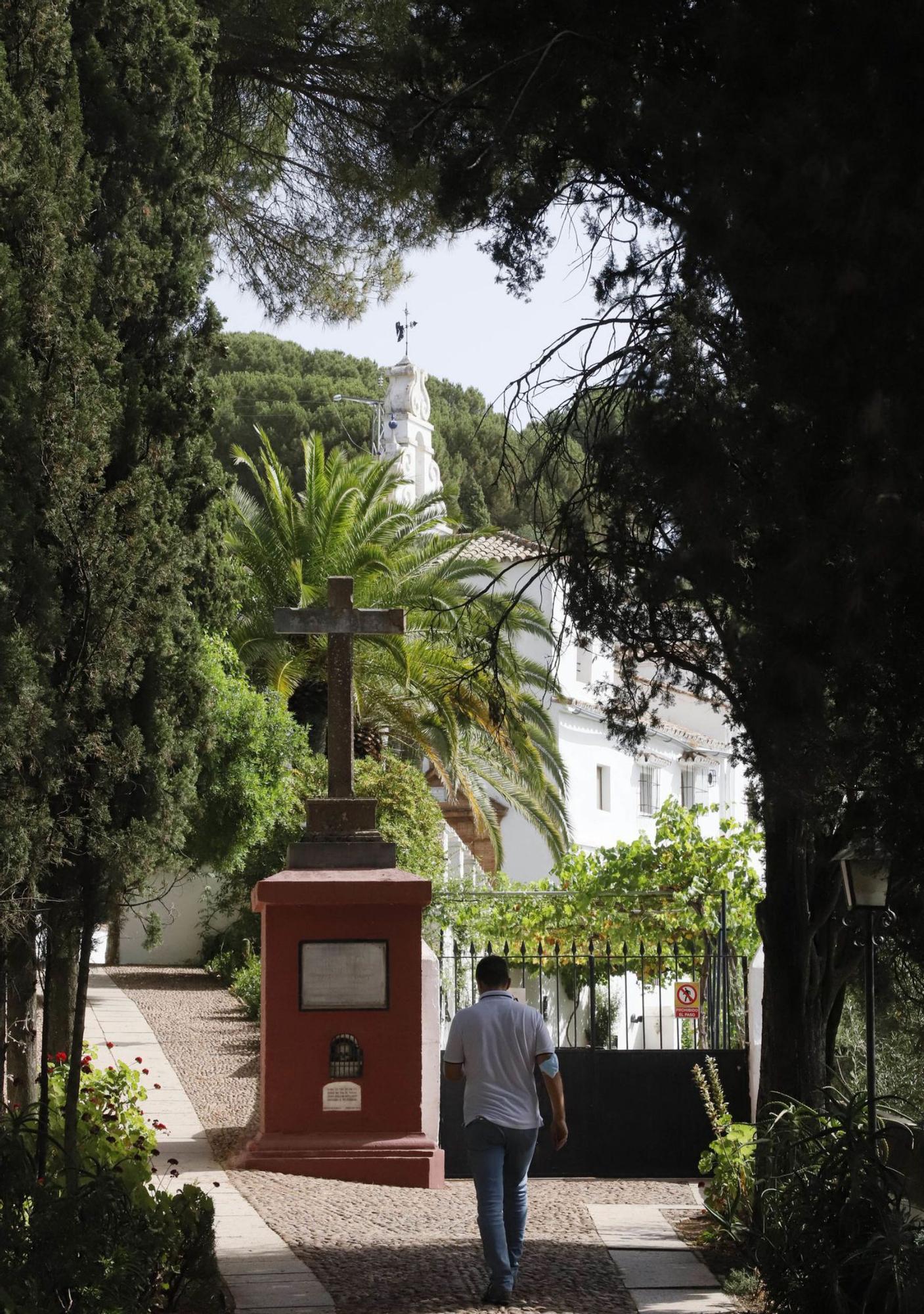 Un visitante atraviesa el paseo de los Cipreses, en el interior de Las Ermitas.